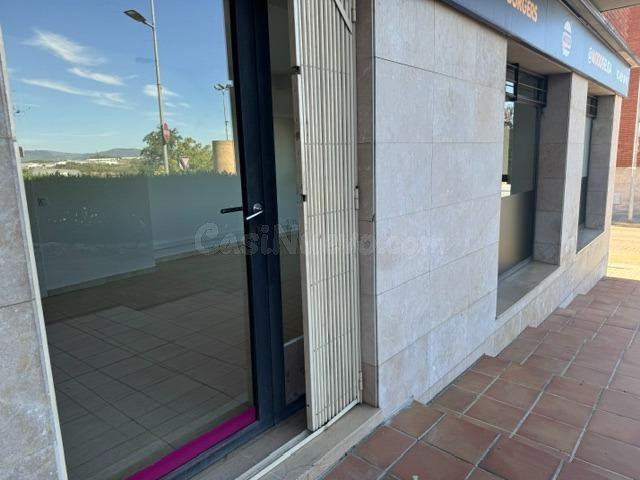 ALQUILER LOCAL COMERCIAL BUENA ZONA DE GELIDA - foto 3