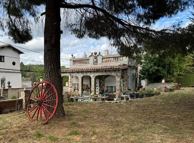 CASA CON ENCANTO CON AMPLIA PARCELA DE MAS DE 3.000 M2