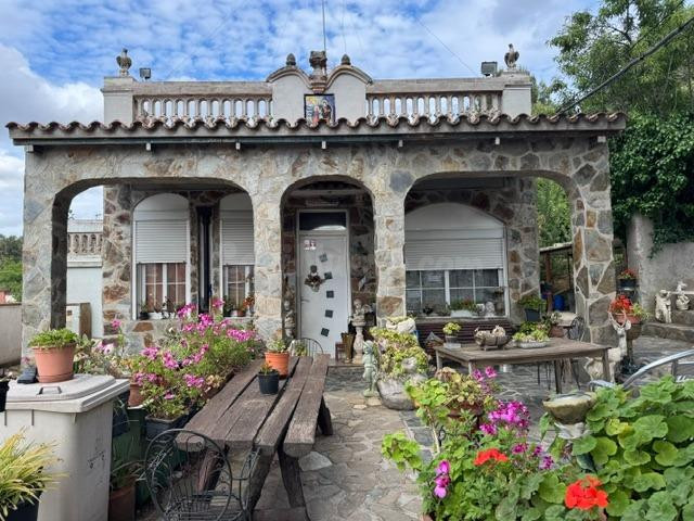 CASA CON ENCANTO CON AMPLIA PARCELA DE MAS DE 3.000 M2 - foto 2