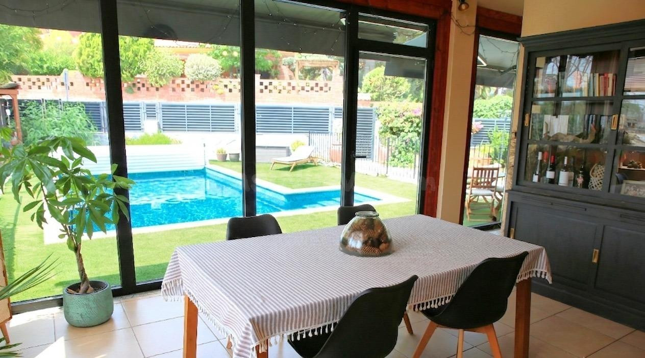 PRECIOSA CASA CON PISCINA EN VENTA EN URB. SERRA ALTA