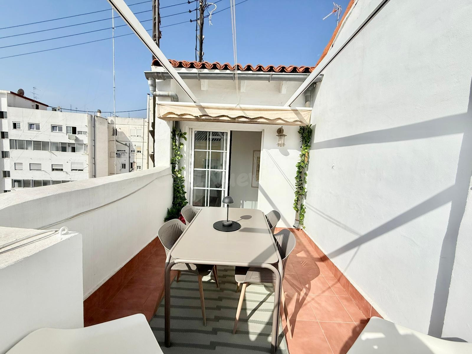 ALQUILER DE ÁTICO CON TERRAZA EN CALLE PINTOR VILA PRADES - foto 4