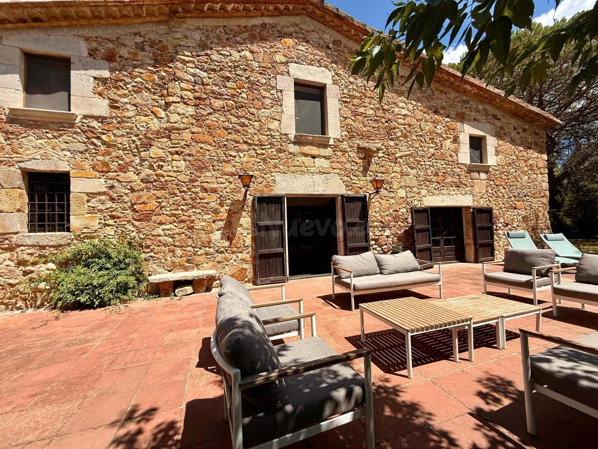 Masía oficialmente catalogada situada en el vecindario de Panedes en Llagostera. - foto 2