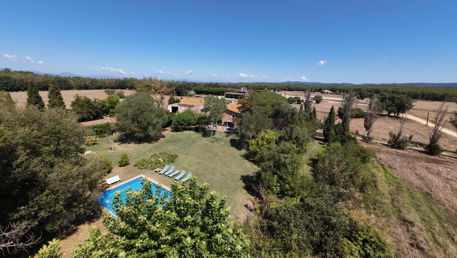 Masía oficialmente catalogada situada en el vecindario de Panedes en Llagostera. - foto 4