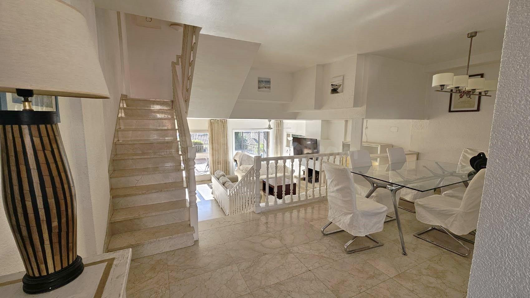 Casa adosada con piscina propia y zona comunitaria, excelent - foto 2