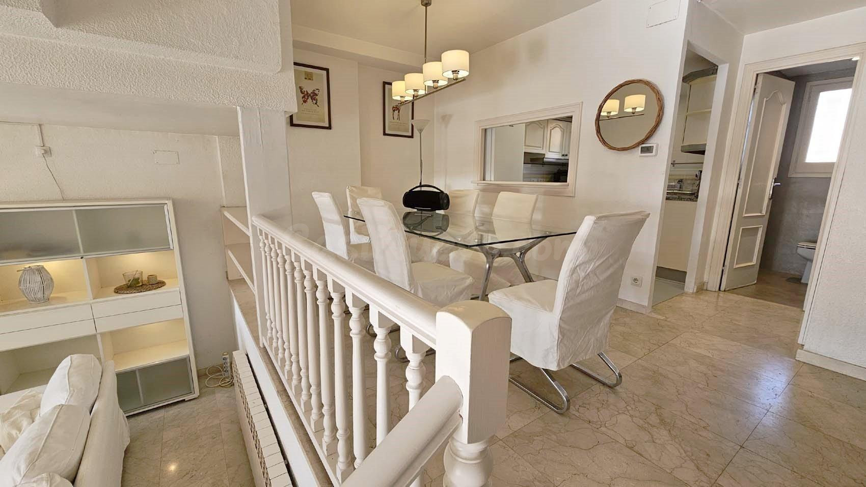 Casa adosada con piscina propia y zona comunitaria, excelent - foto 3