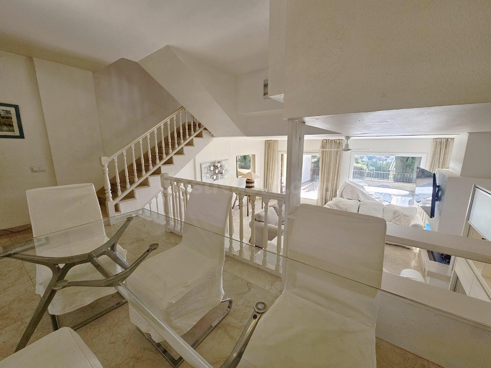 Casa adosada con piscina propia y zona comunitaria, excelent - foto 4