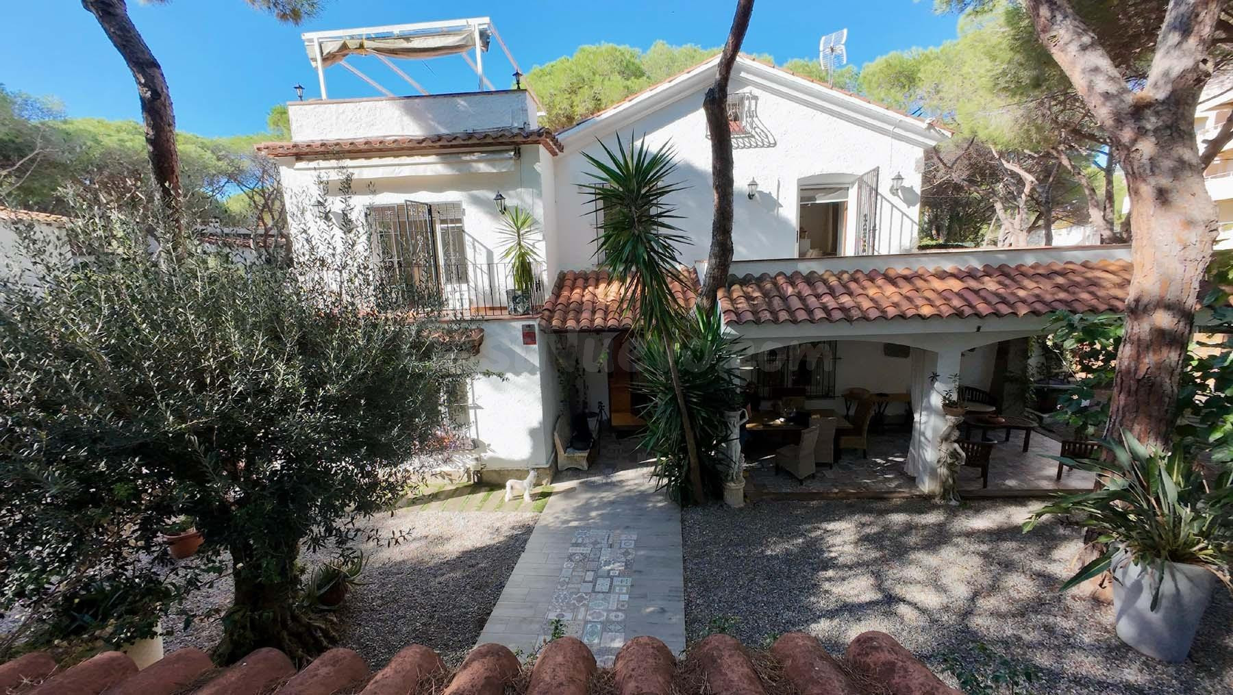 Extraordinaria villa situada en el centro de Platja d´Aro, al lado de la playa.