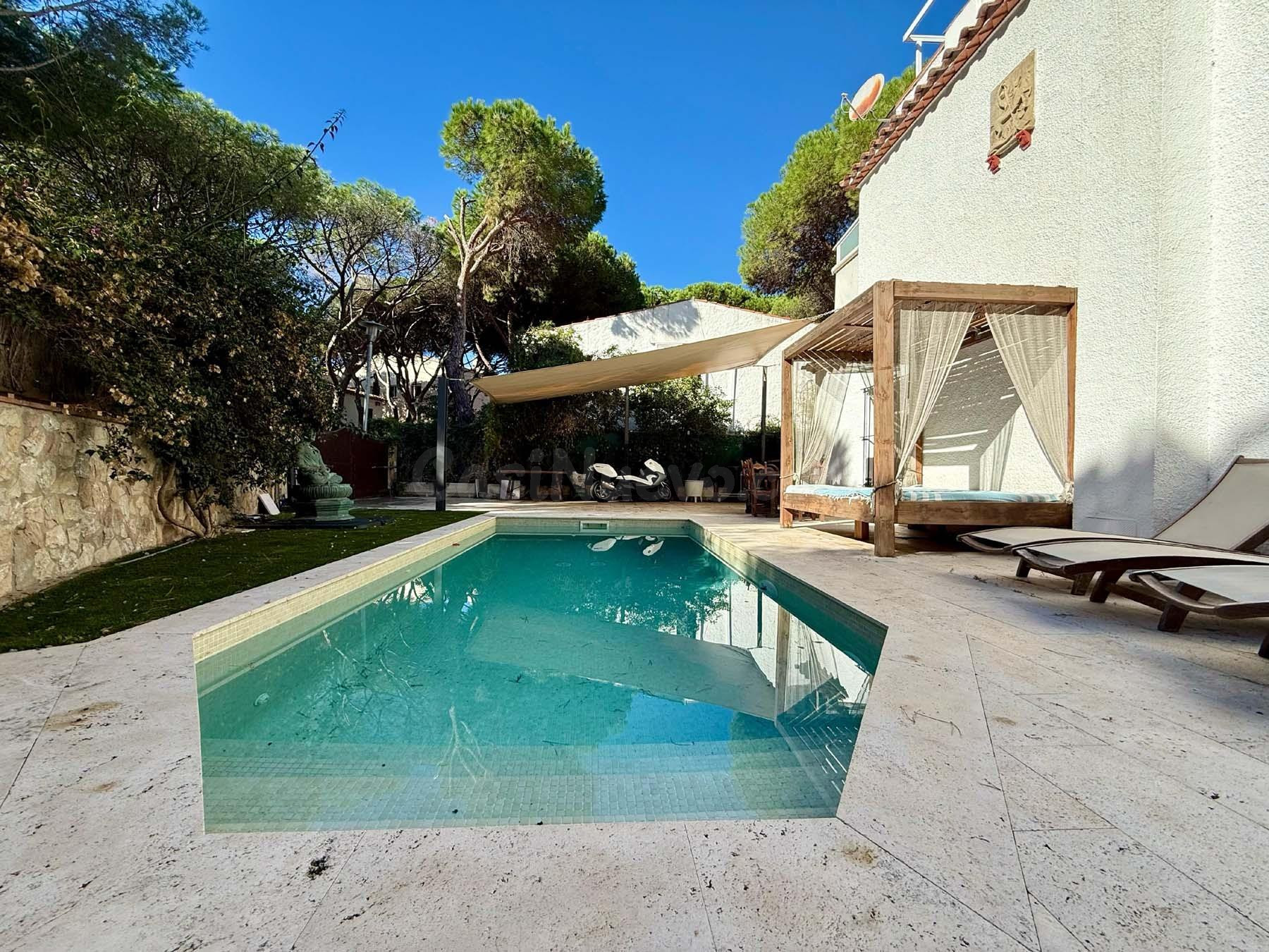 Extraordinaria villa situada en el centro de Platja d´Aro, al lado de la playa. - foto 2