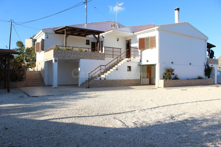 Chalet independiente, piscina privada, garaje, aire acondicionado. Todo incluido.