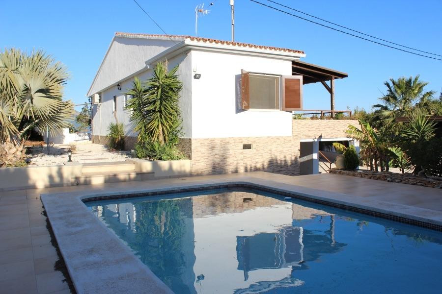 Chalet independiente, piscina privada, garaje, aire acondici - foto 2