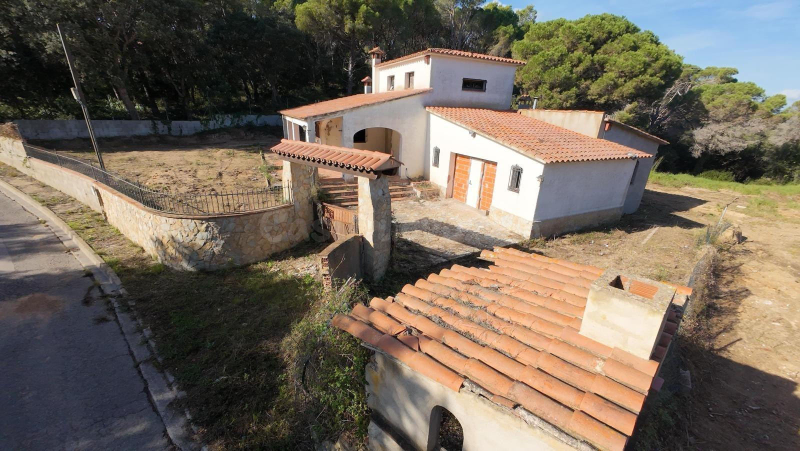 Casa para reformar situada en la Urbanización Les Penyes de Sant Feliu de Guíxols.
