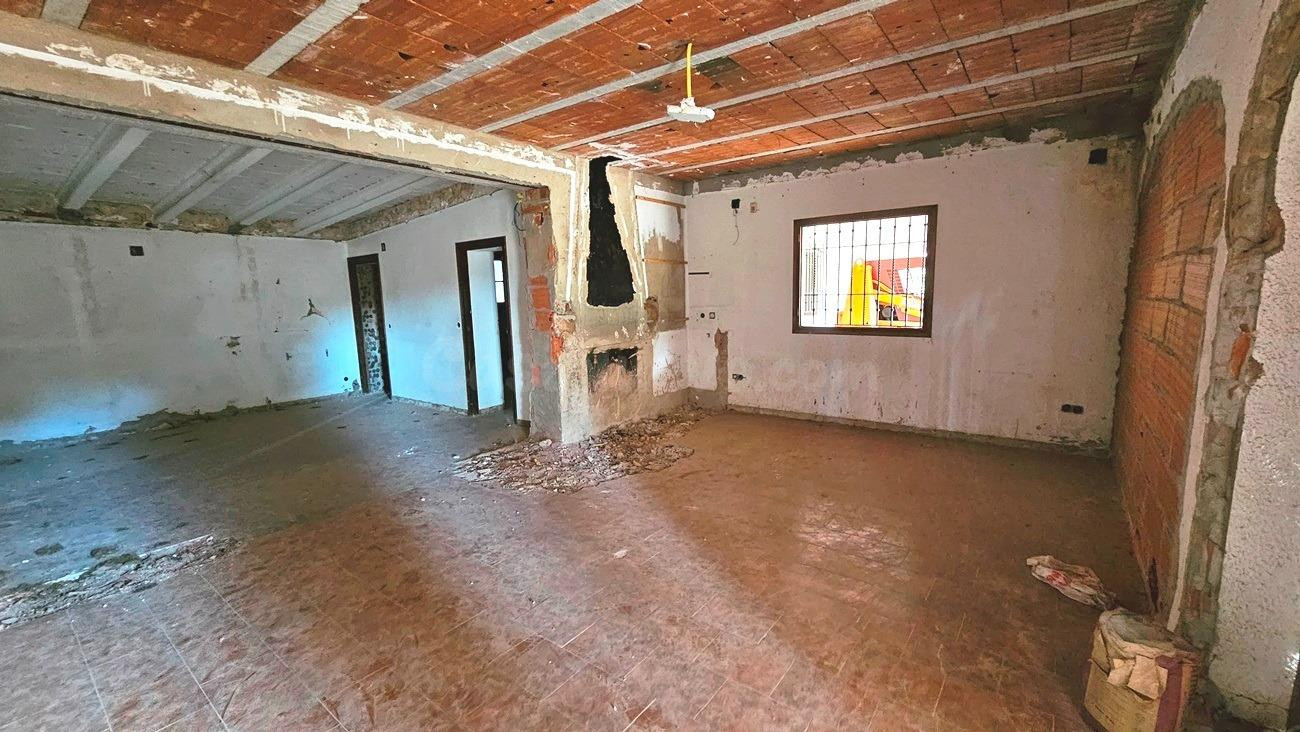Casa para reformar situada en la Urbanización Les Penyes de  - foto 4