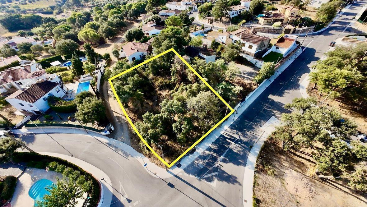 Magnífico terreno de 951 m2. situado en una zona residencial tranquila y consolidada.