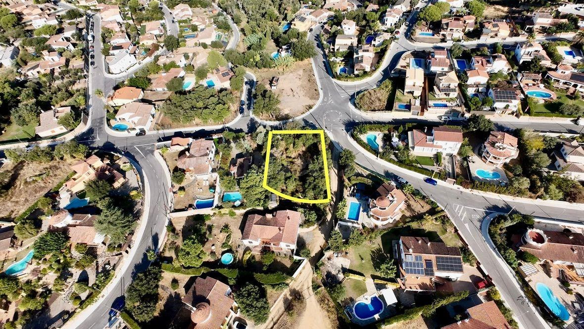 Magnífico terreno de 951 m2. situado en una zona residencial - foto 2