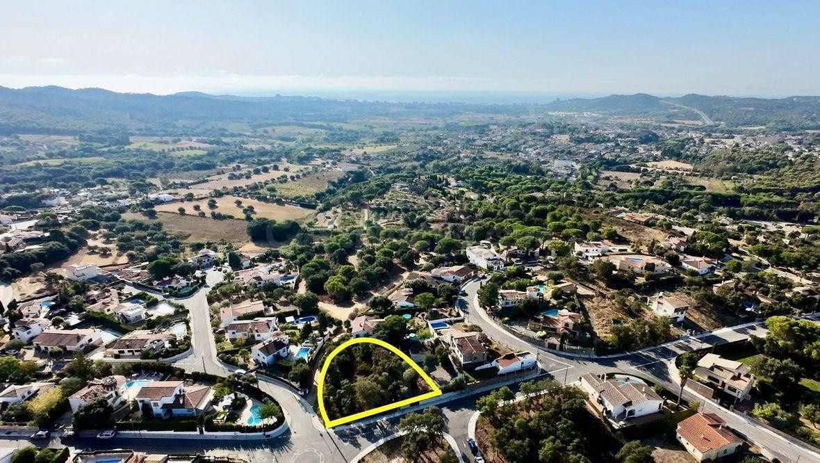 Magnífico terreno de 951 m2. situado en una zona residencial - foto 3