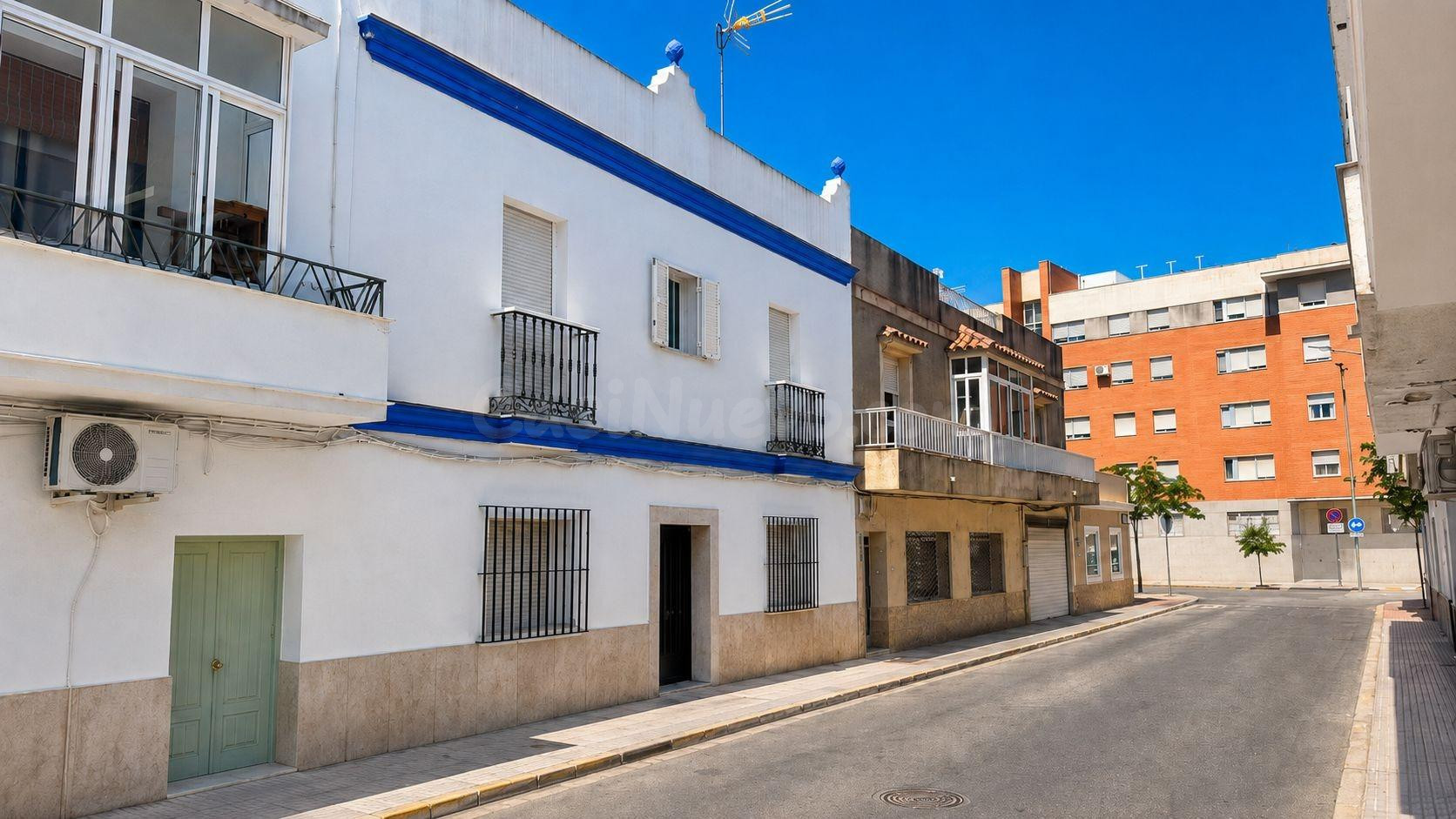 GRAN CASA CON ASCENSOR EN AVENIDA DE SOLANO. - foto 2