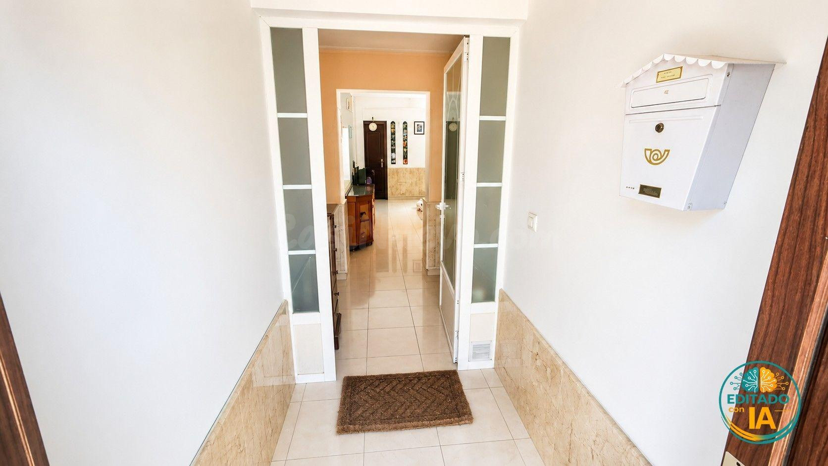 GRAN CASA CON ASCENSOR EN AVENIDA DE SOLANO. - foto 3
