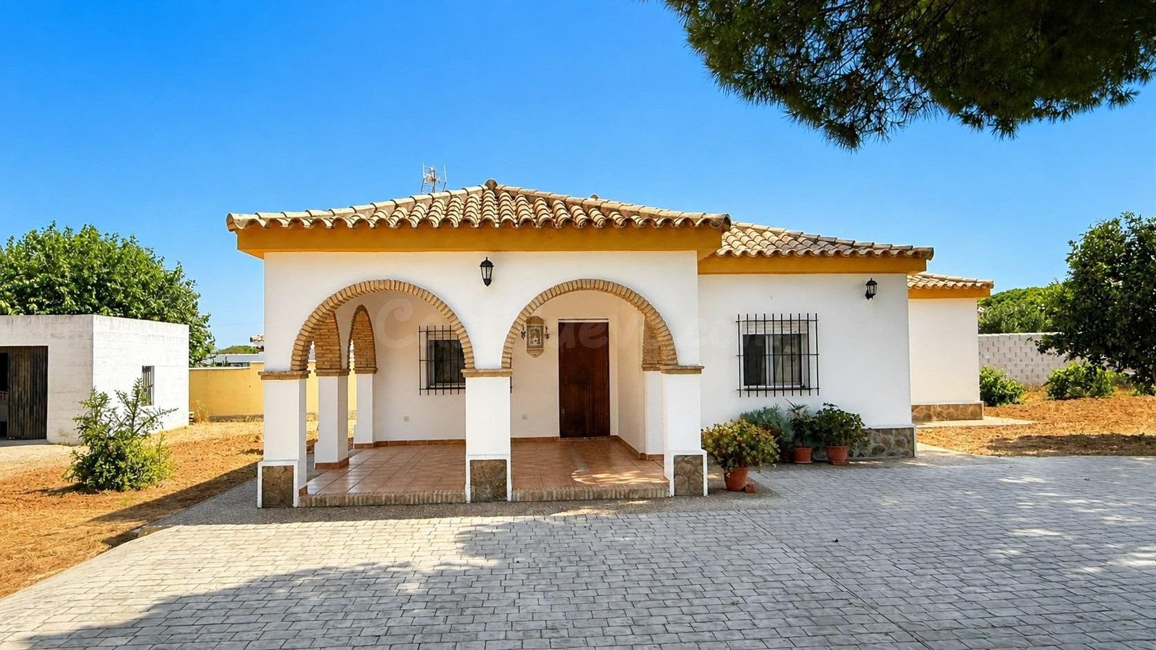 CHALET  SEGREGADO EN FINCA RUSTICA EN EL  PAGO MELILLA, CERCANO  A NOVO SANCTI PETRI.