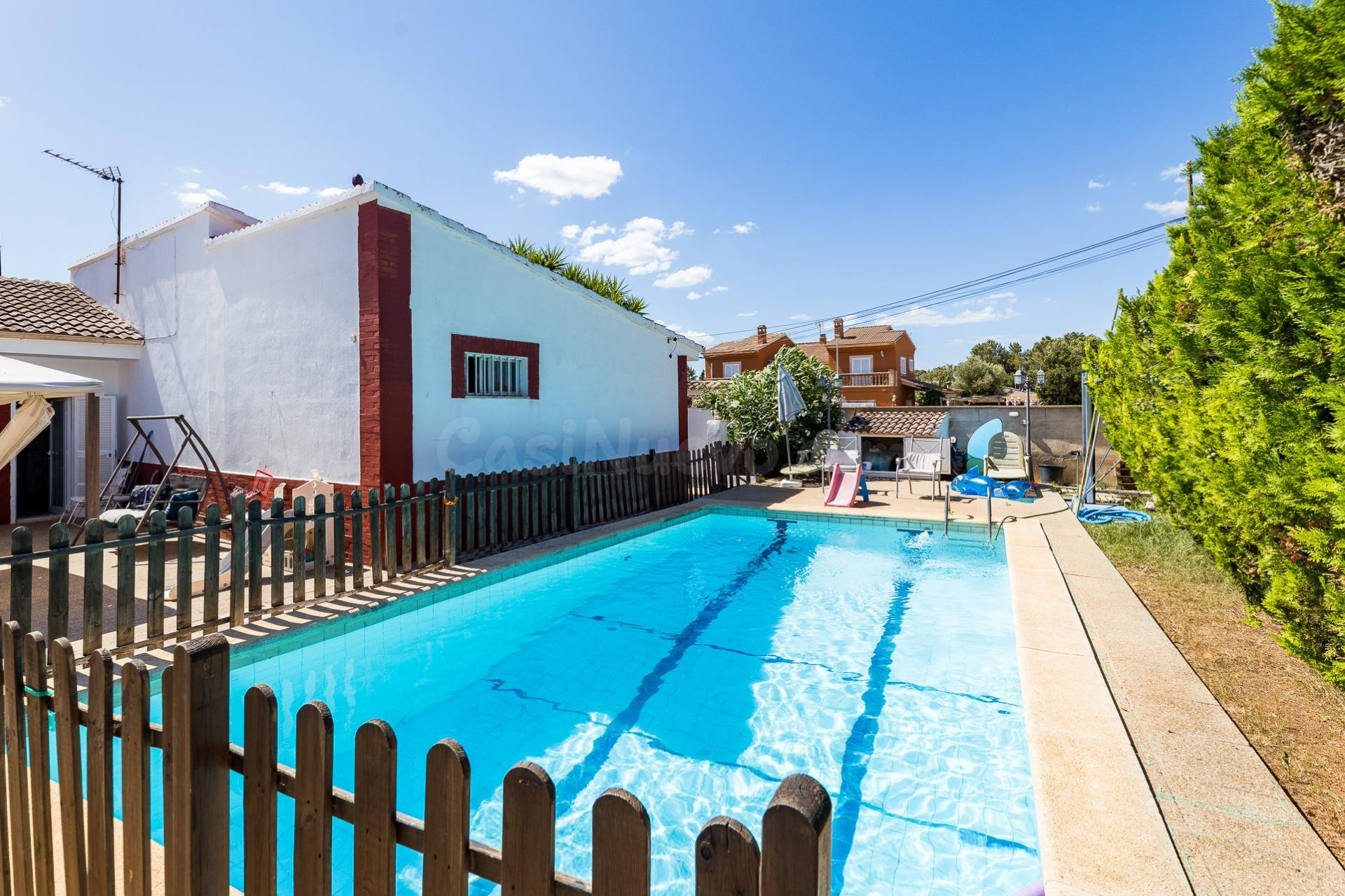 Chalet unifamiliar con piscina y garaje
