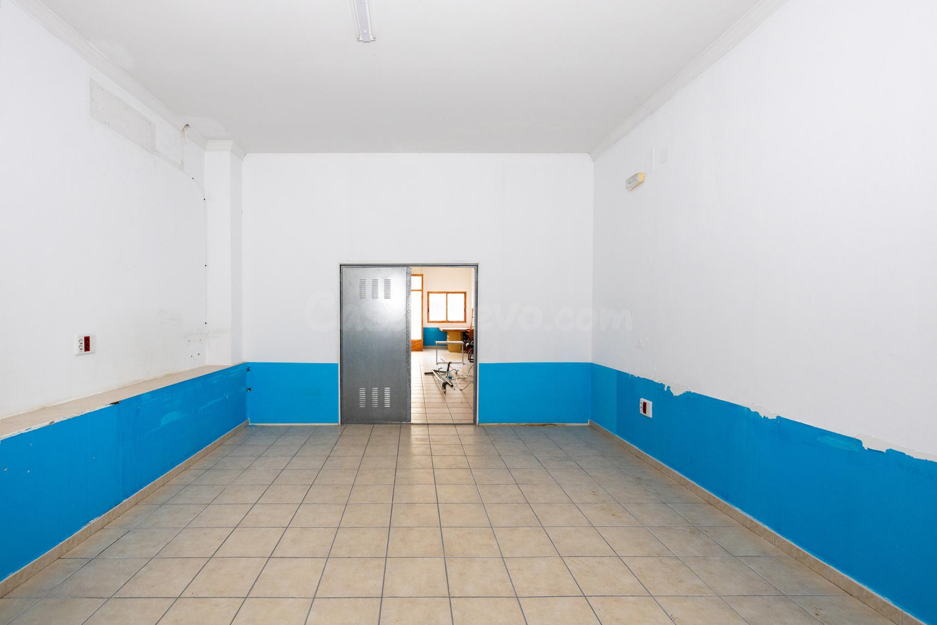 Local comercial mas cochera 142 m - foto 3