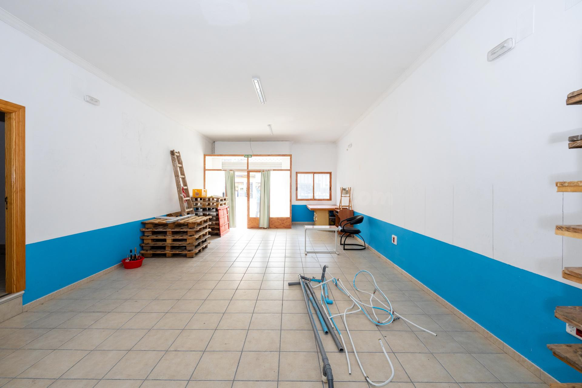 Local comercial mas cochera 142 m - foto 4