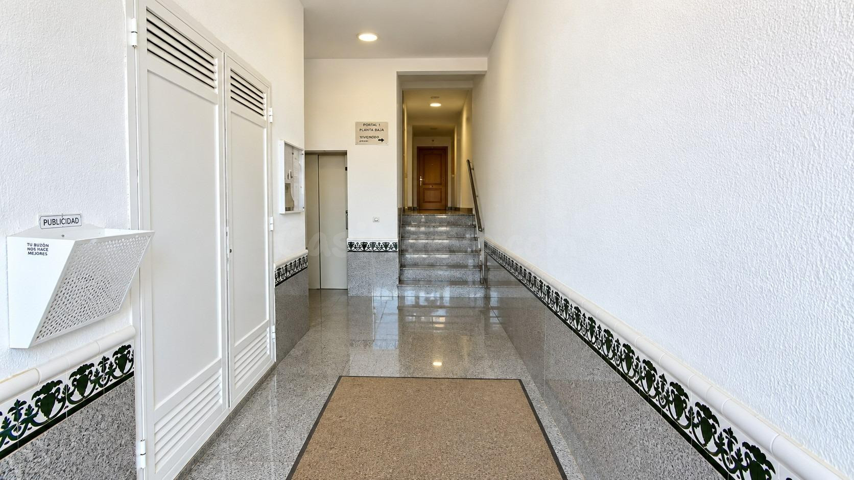 PISO EN PLANTA BAJA EN AVENIDA REYES CATÓLICOS - foto 2