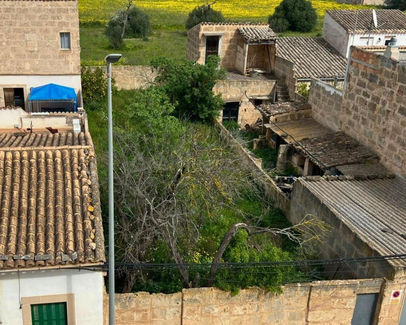 Solar urbano con posibilidad de construir hasta 3 viviendas 