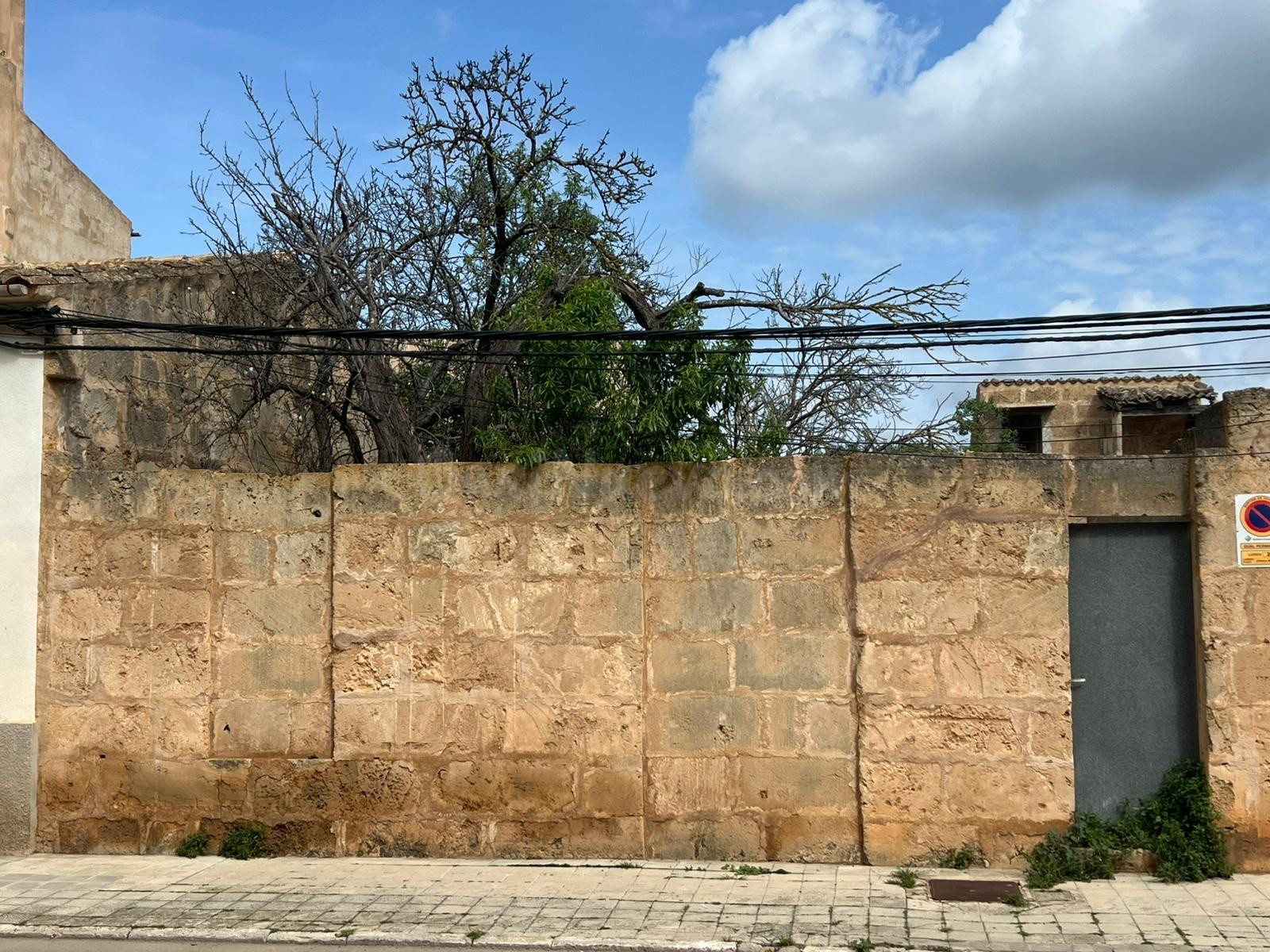 Solar urbano con posibilidad de construir hasta 3 viviendas  - foto 4