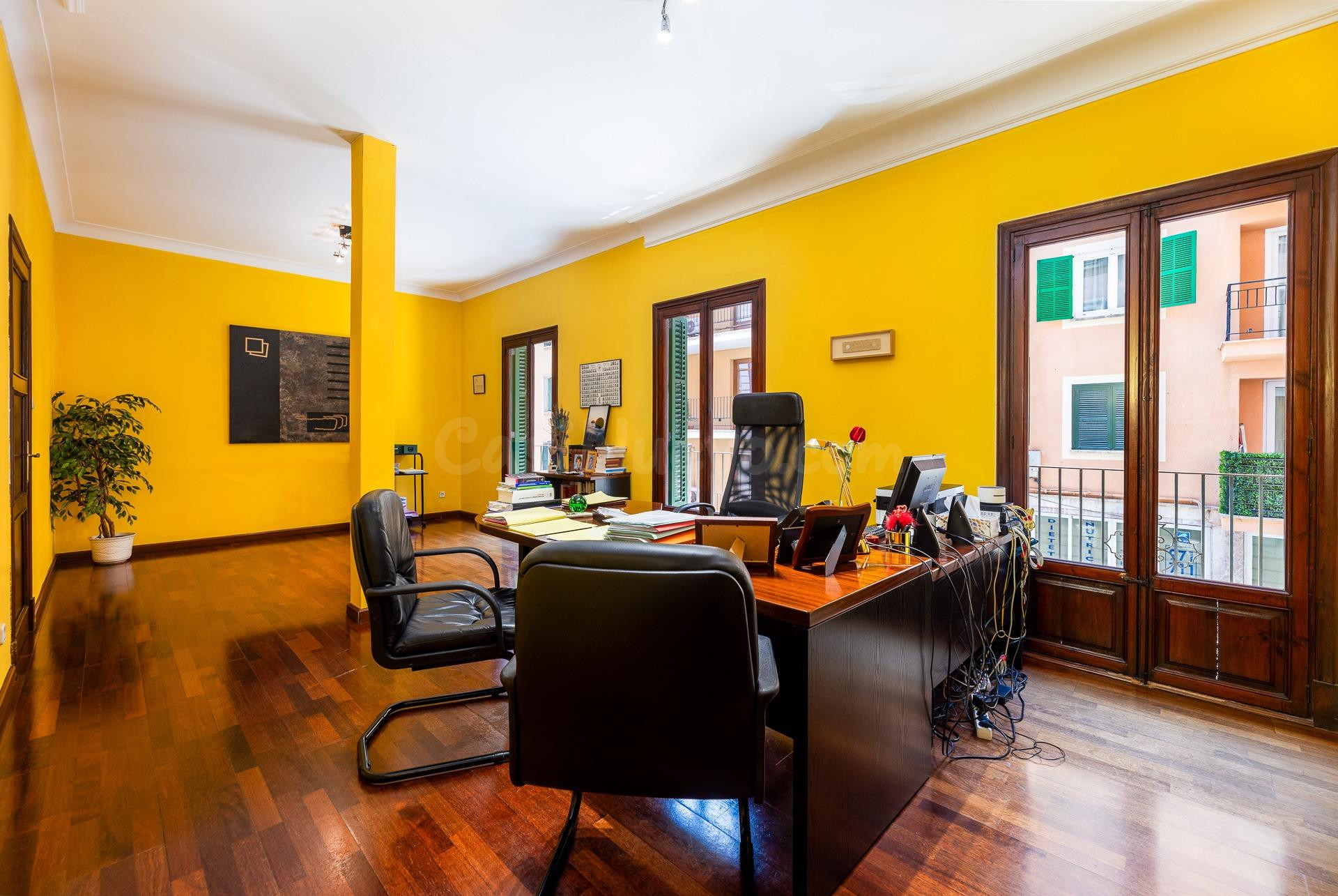 Amplia vivienda con múltiples posibilidades en el centro de 