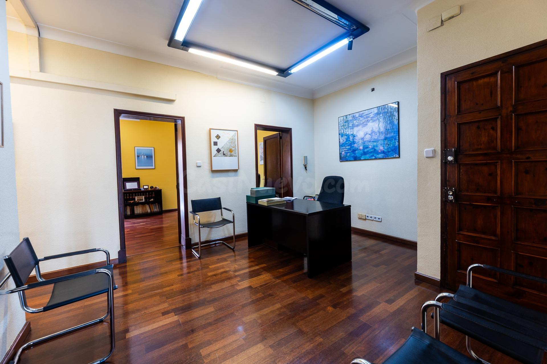 Amplia vivienda con múltiples posibilidades en el centro de  - foto 3