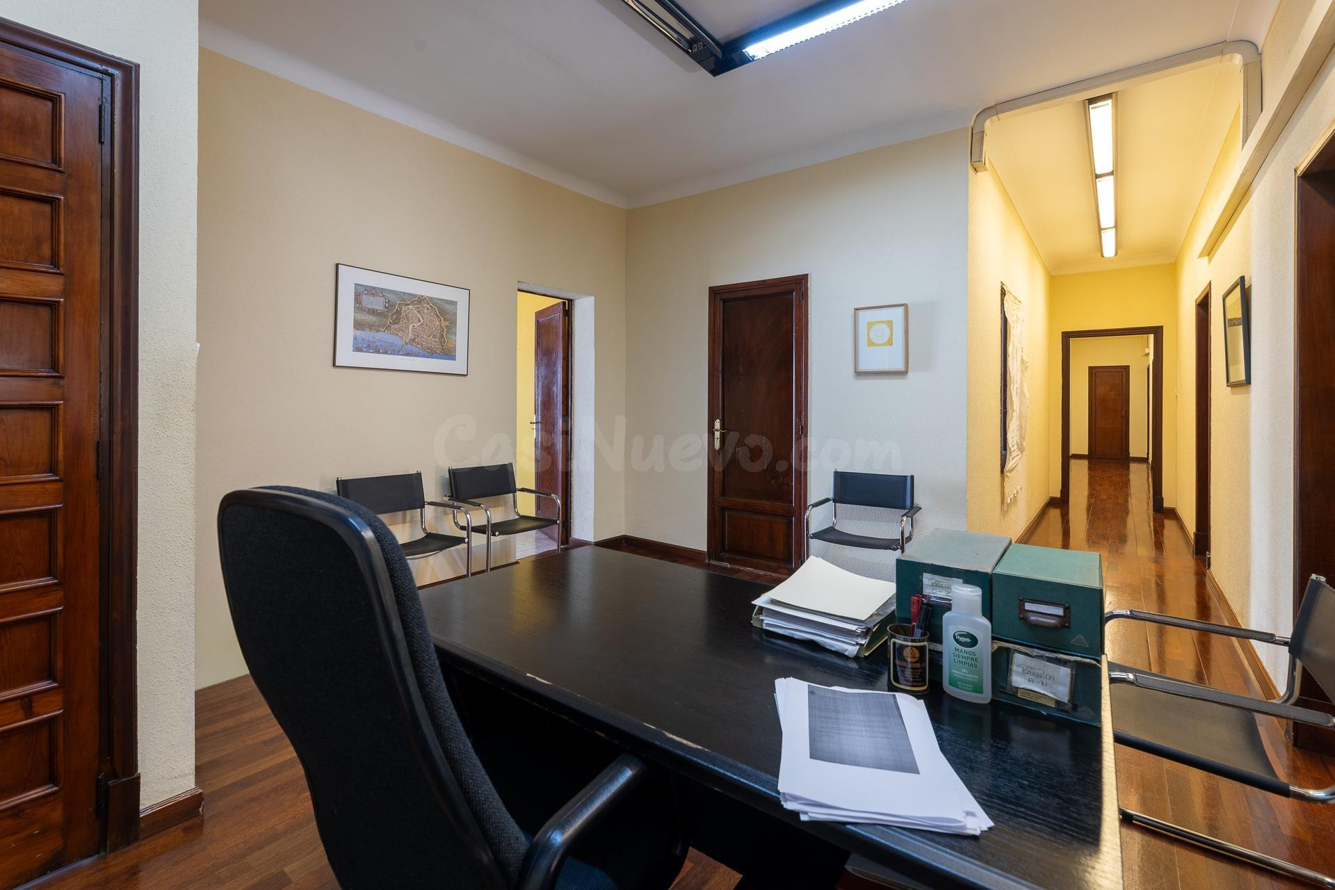 Amplia vivienda con múltiples posibilidades en el centro de  - foto 5