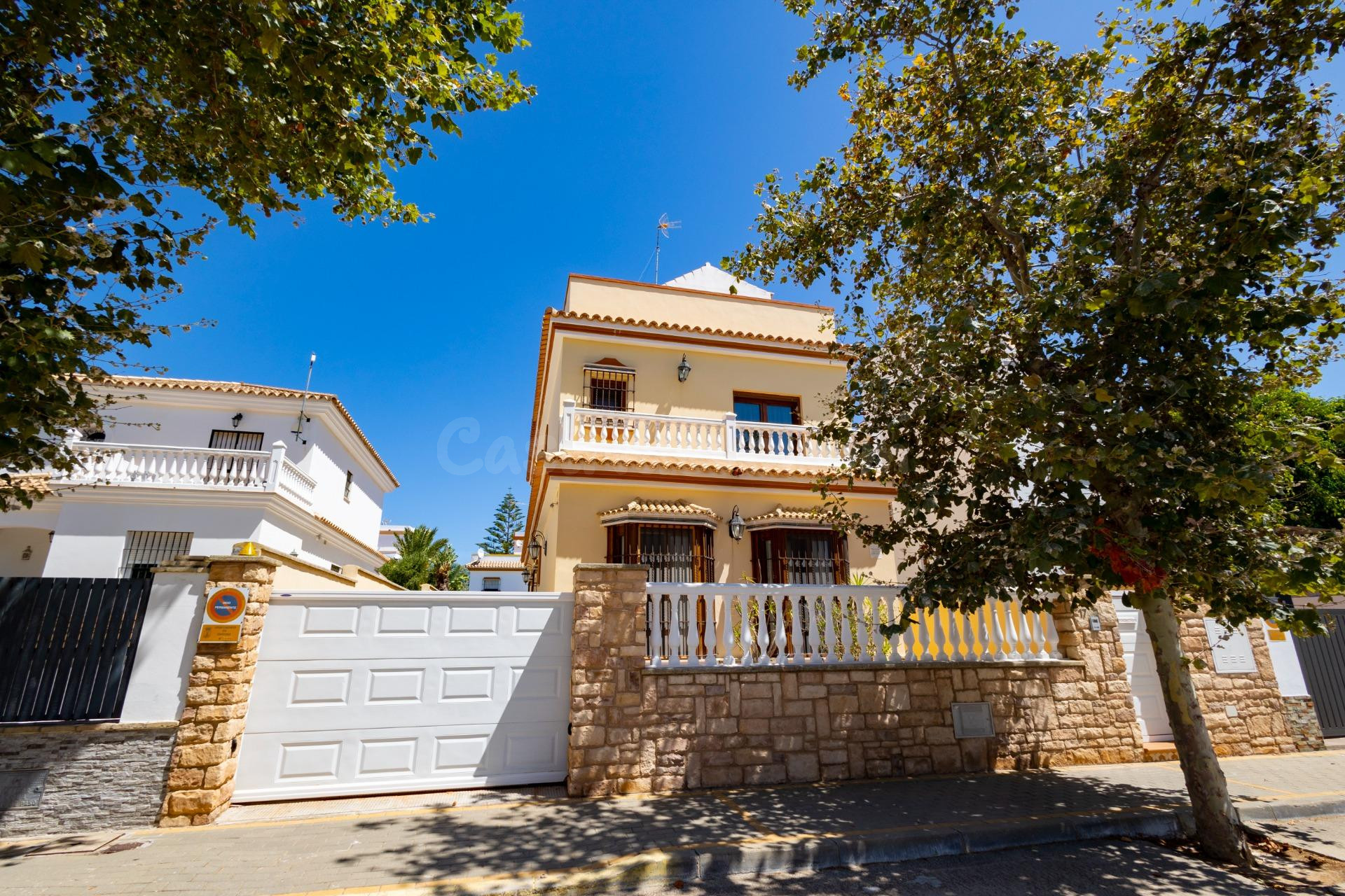 CHALET EN PRIMERAS CALIDADES CON PISCINA CLIMATIZADA