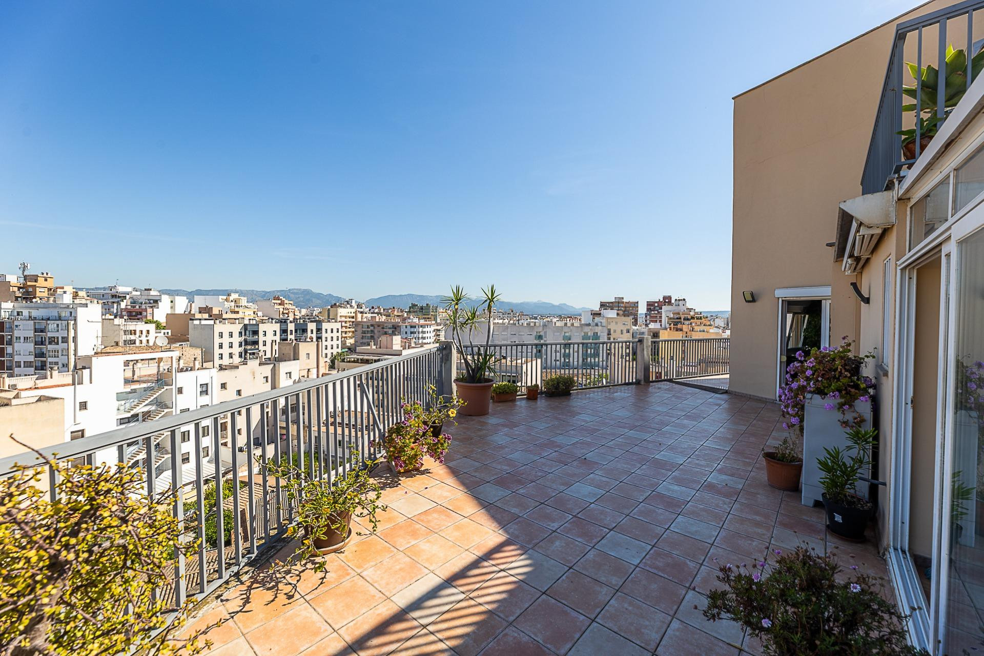 Exclusivo ático con gran terraza panorámica junto al centro 