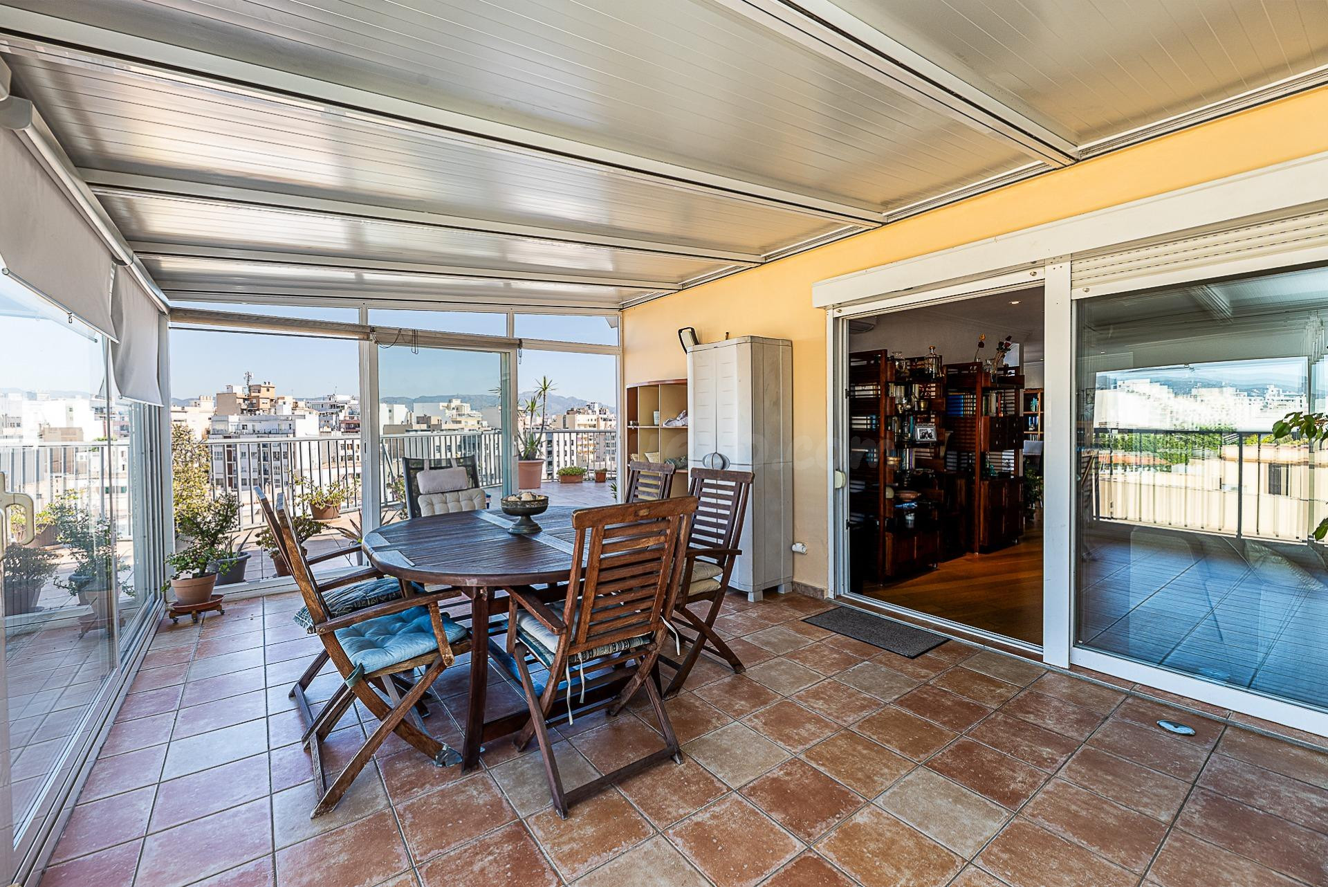 Exclusivo ático con gran terraza panorámica junto al centro  - foto 3
