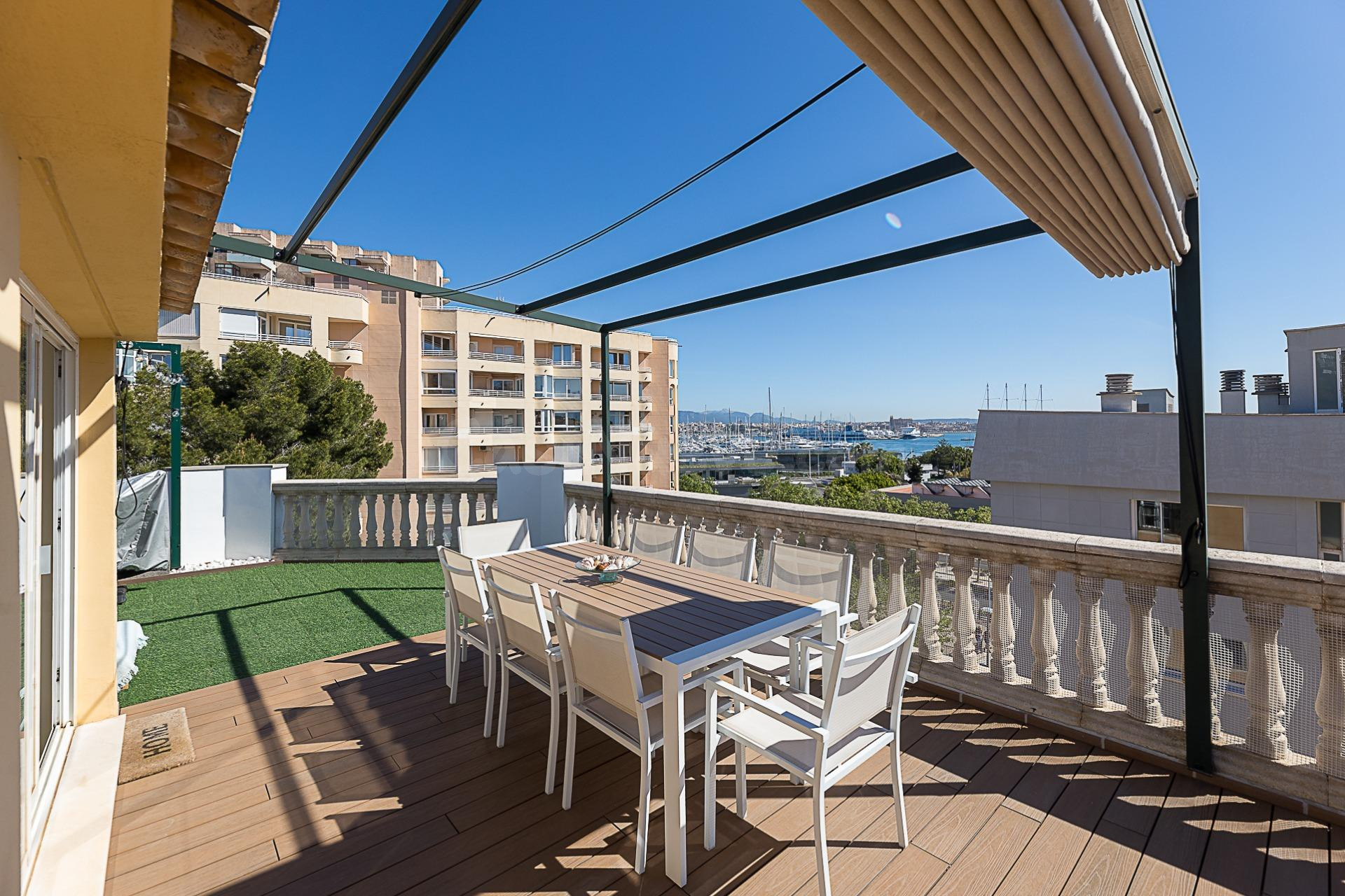 Ático dúplex con amplia terraza, vistas abiertas y 2 parking