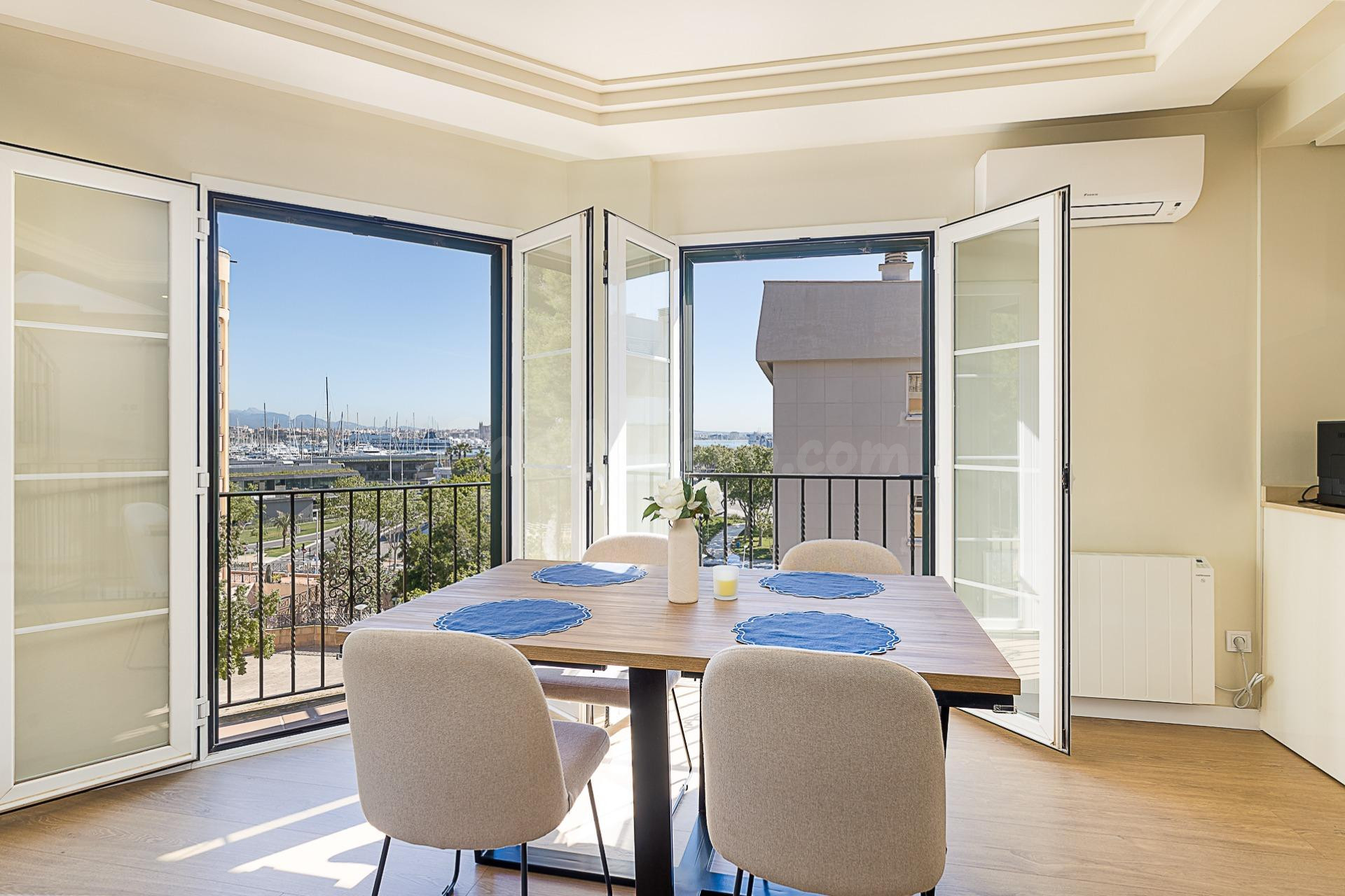 Ático dúplex con amplia terraza, vistas abiertas y 2 parking - foto 3