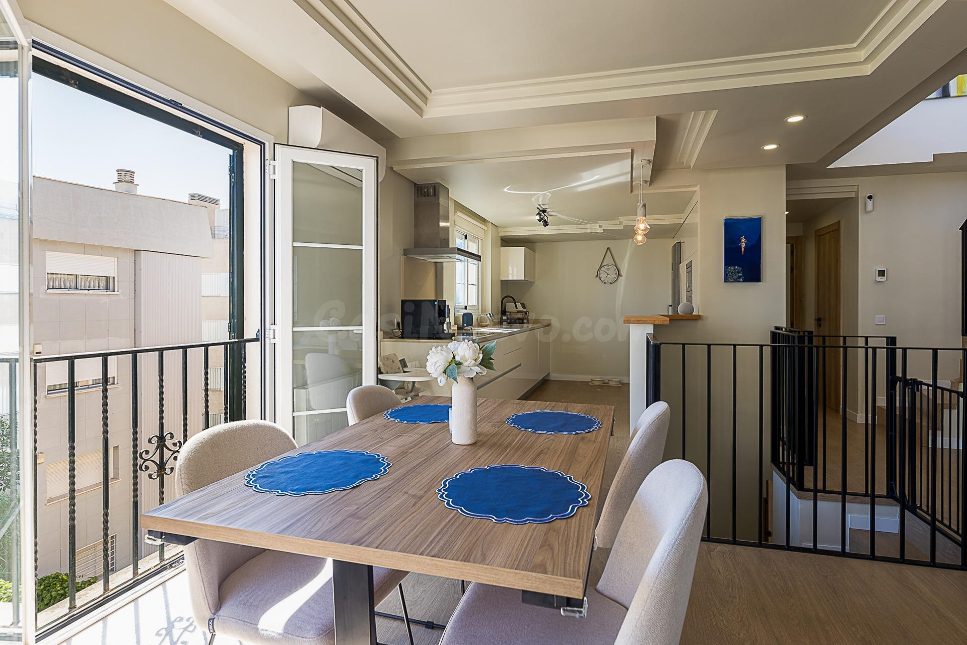 Ático dúplex con amplia terraza, vistas abiertas y 2 parking - foto 5