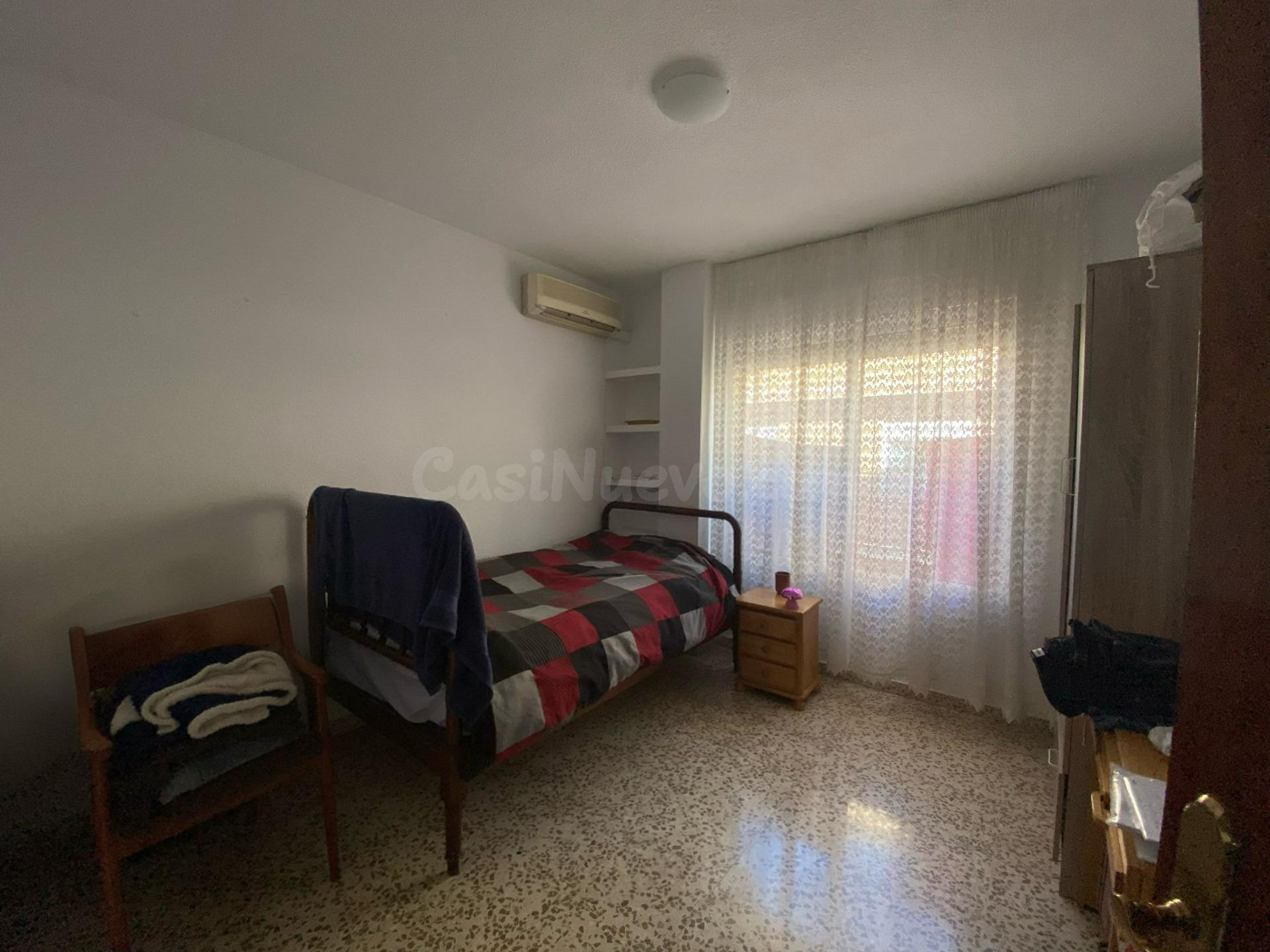 ¡ESTUDIANTES! Piso junto a Renfe, Metro y Hospitales - foto 3