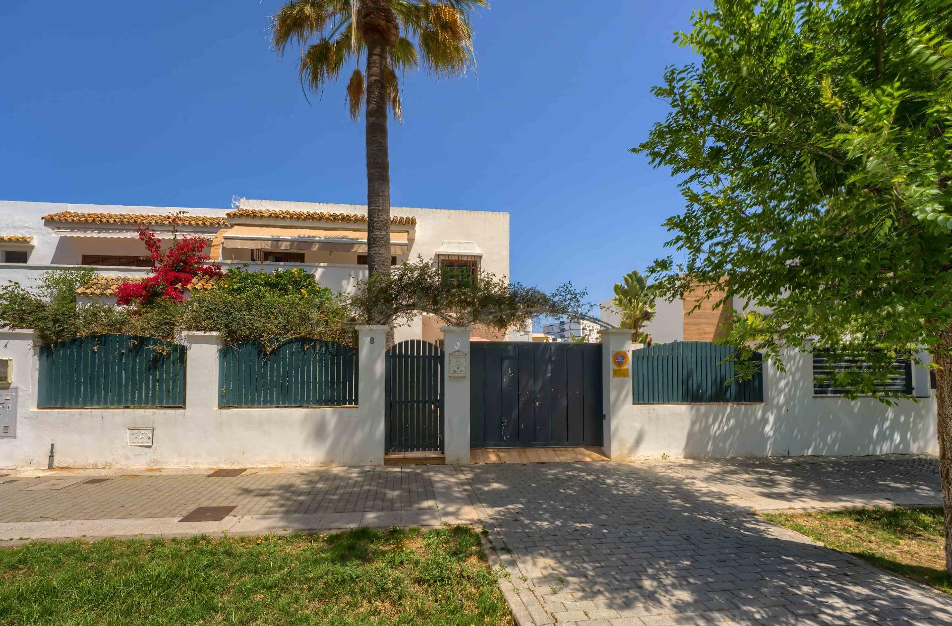 CASA EN AVD. DEL FARO, LA MAS EXCLUSIVA DE CHIPIONA,  CALMA JUNTO AL FARO.