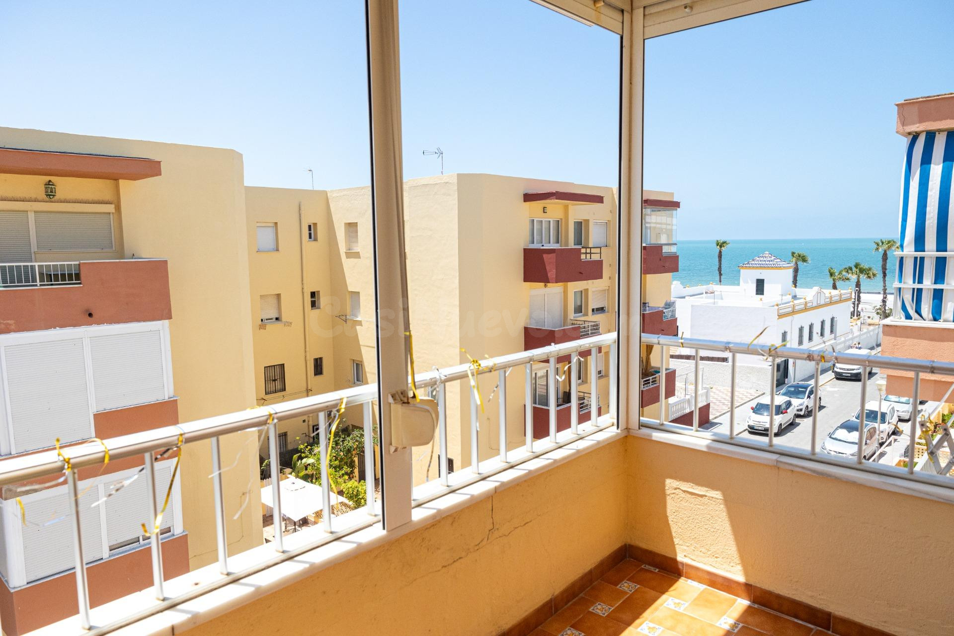 VIVIR CON VISTAS LATERALES AL MAR DE REGLA ES UNO DE LOS ENCANTOS QUE TIENE ÉSTA VIVIENDA - foto 5