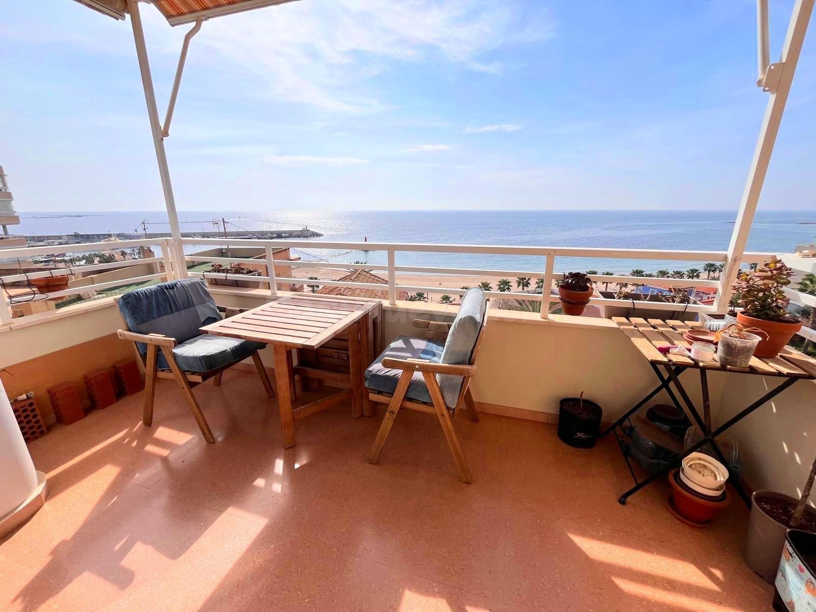 APARTAMENTO CON TERRAZA Y VISTAS AL MAR, AMUEBLADO, PISCINA COMUNITARIA, TRASTERO, AIRE ACONDICIONADO