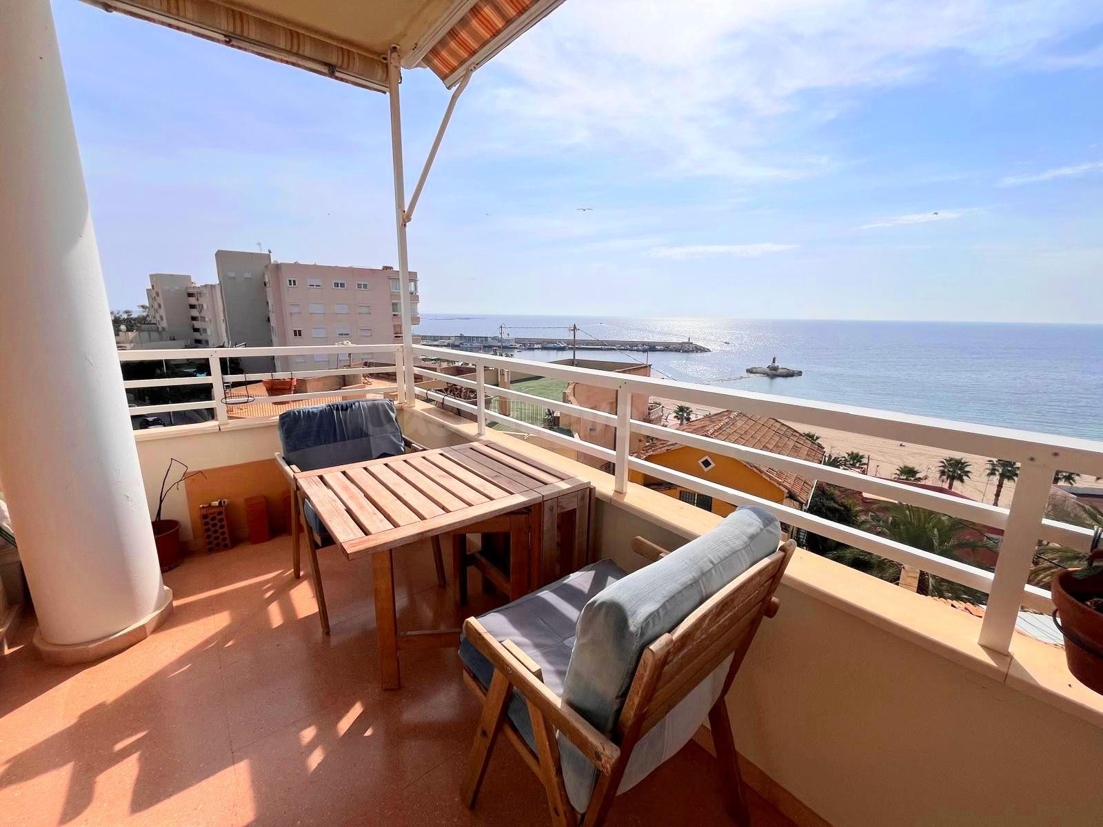 APARTAMENTO CON TERRAZA Y VISTAS AL MAR, AMUEBLADO, PISCINA COMUNITARIA, TRASTERO, AIRE ACONDICIONADO - foto 2