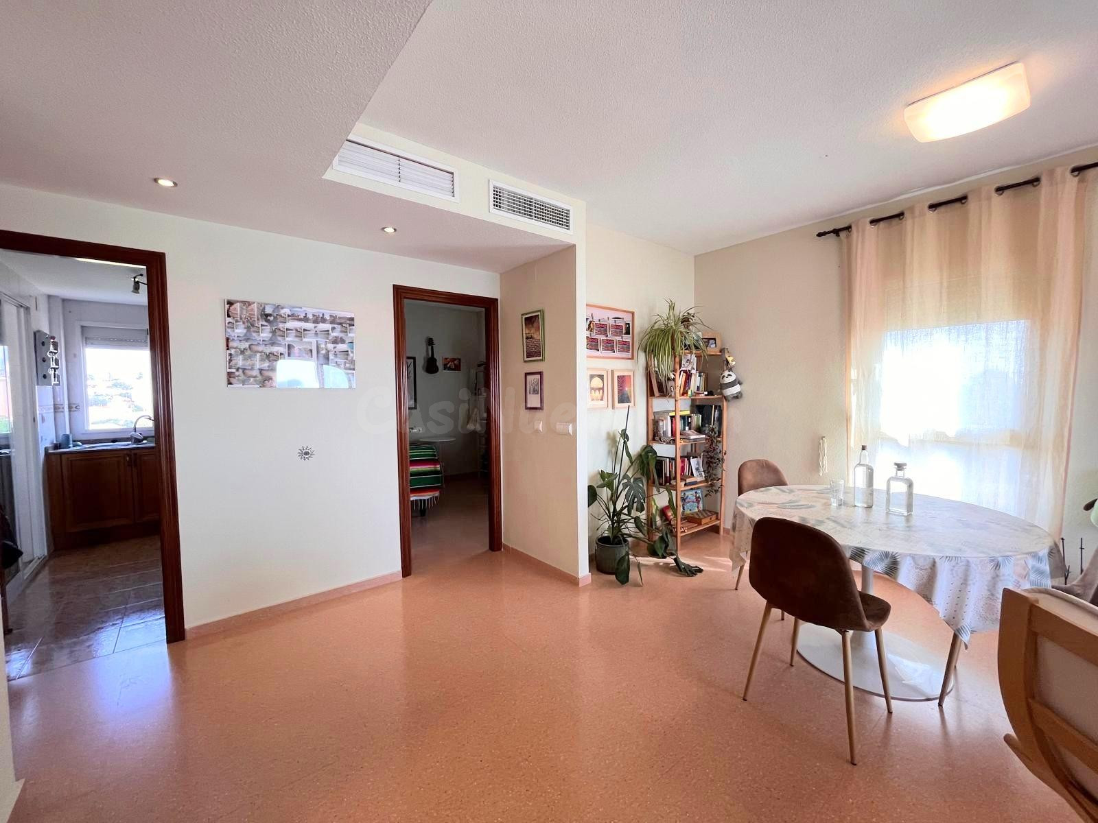 APARTAMENTO CON TERRAZA Y VISTAS AL MAR, AMUEBLADO, PISCINA COMUNITARIA, TRASTERO, AIRE ACONDICIONADO - foto 3