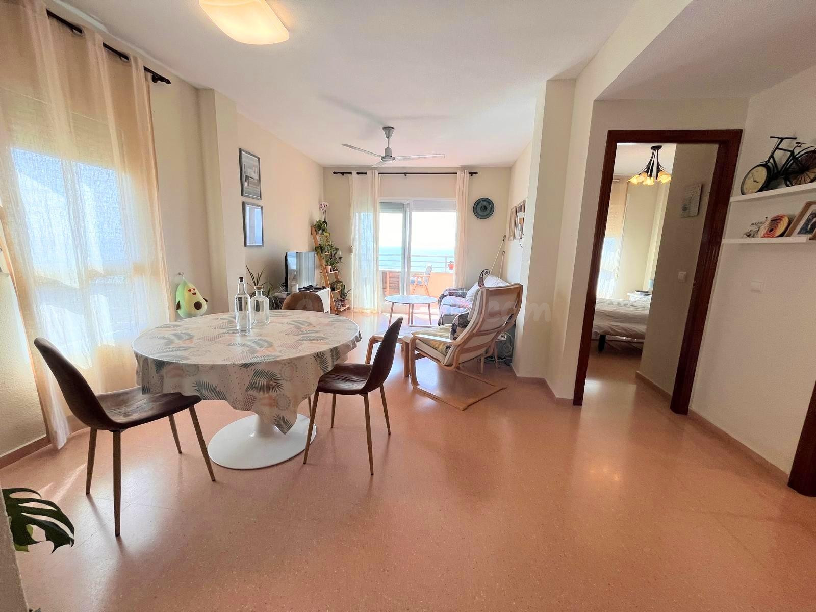 APARTAMENTO CON TERRAZA Y VISTAS AL MAR, AMUEBLADO, PISCINA COMUNITARIA, TRASTERO, AIRE ACONDICIONADO - foto 5