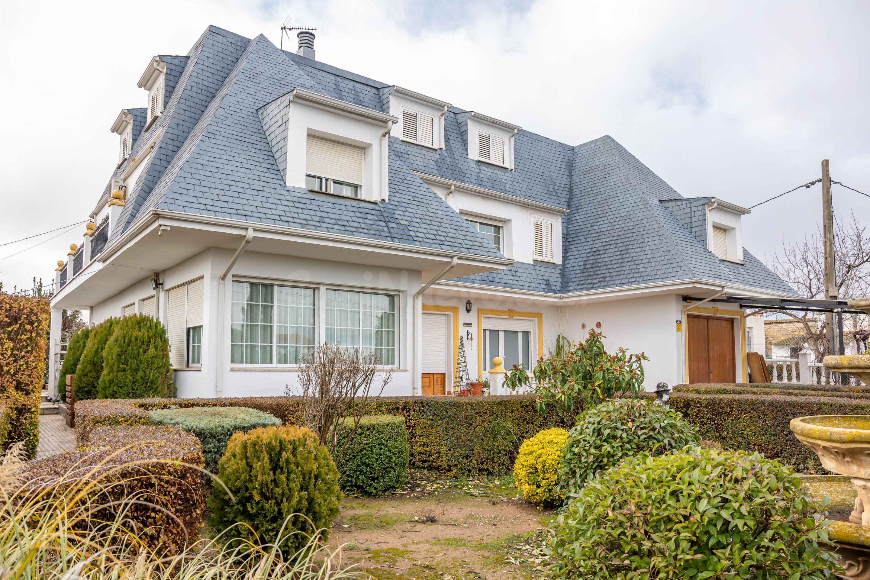 Preciosa y amplio chalet en venta en Baza