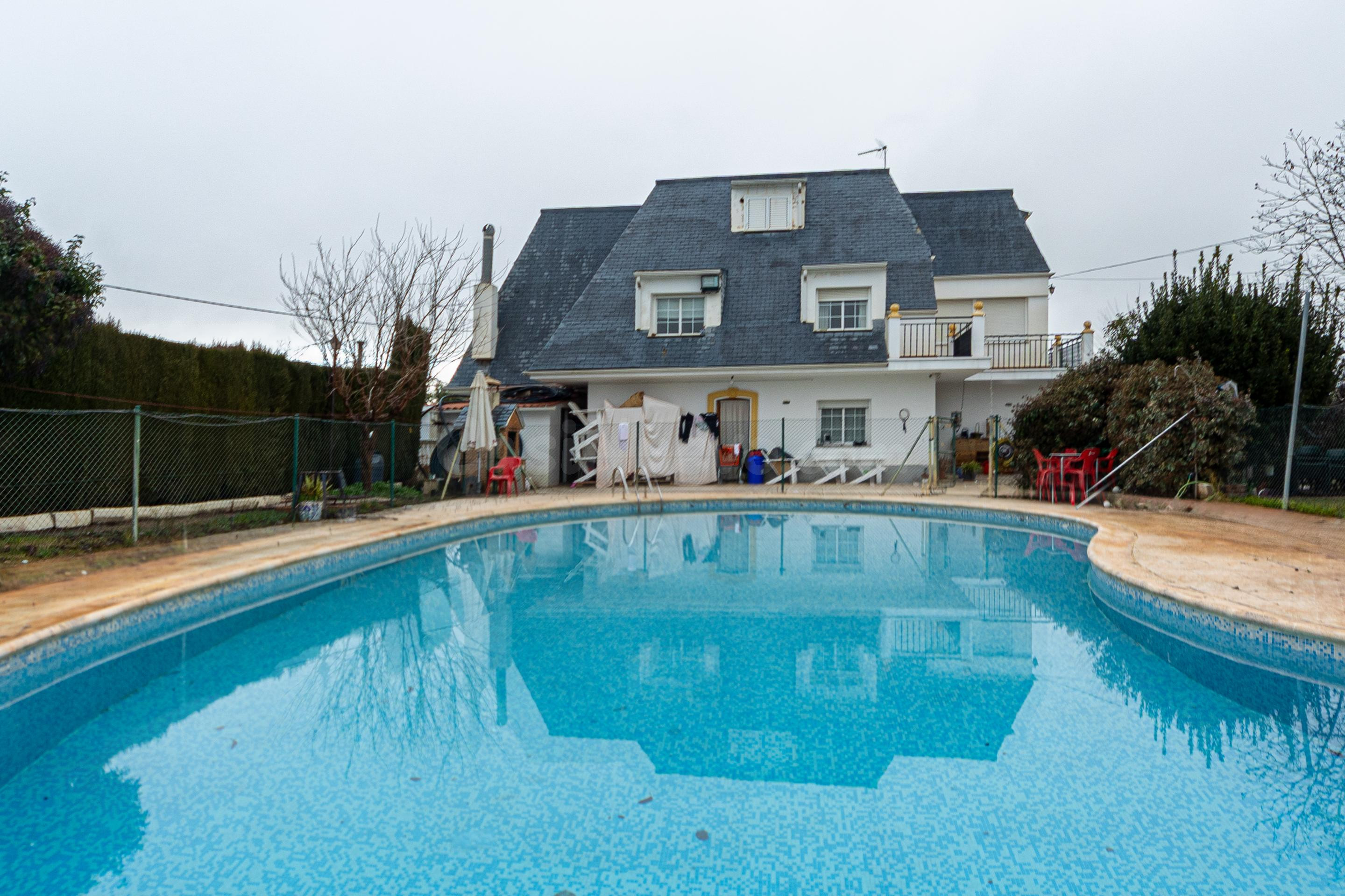 Preciosa y amplio chalet en venta en Baza - foto 2