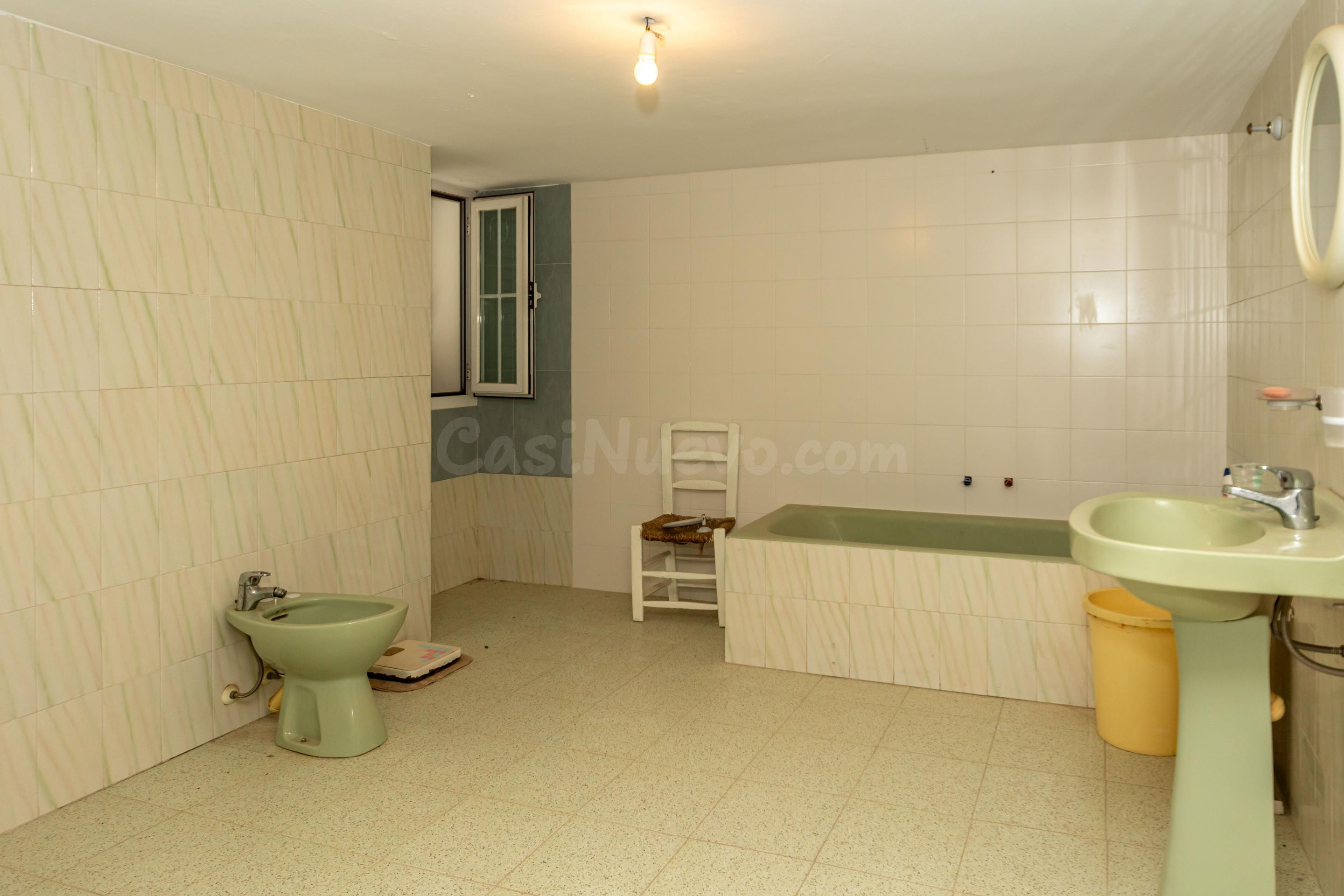 Preciosa y amplio chalet en venta en Baza - foto 4