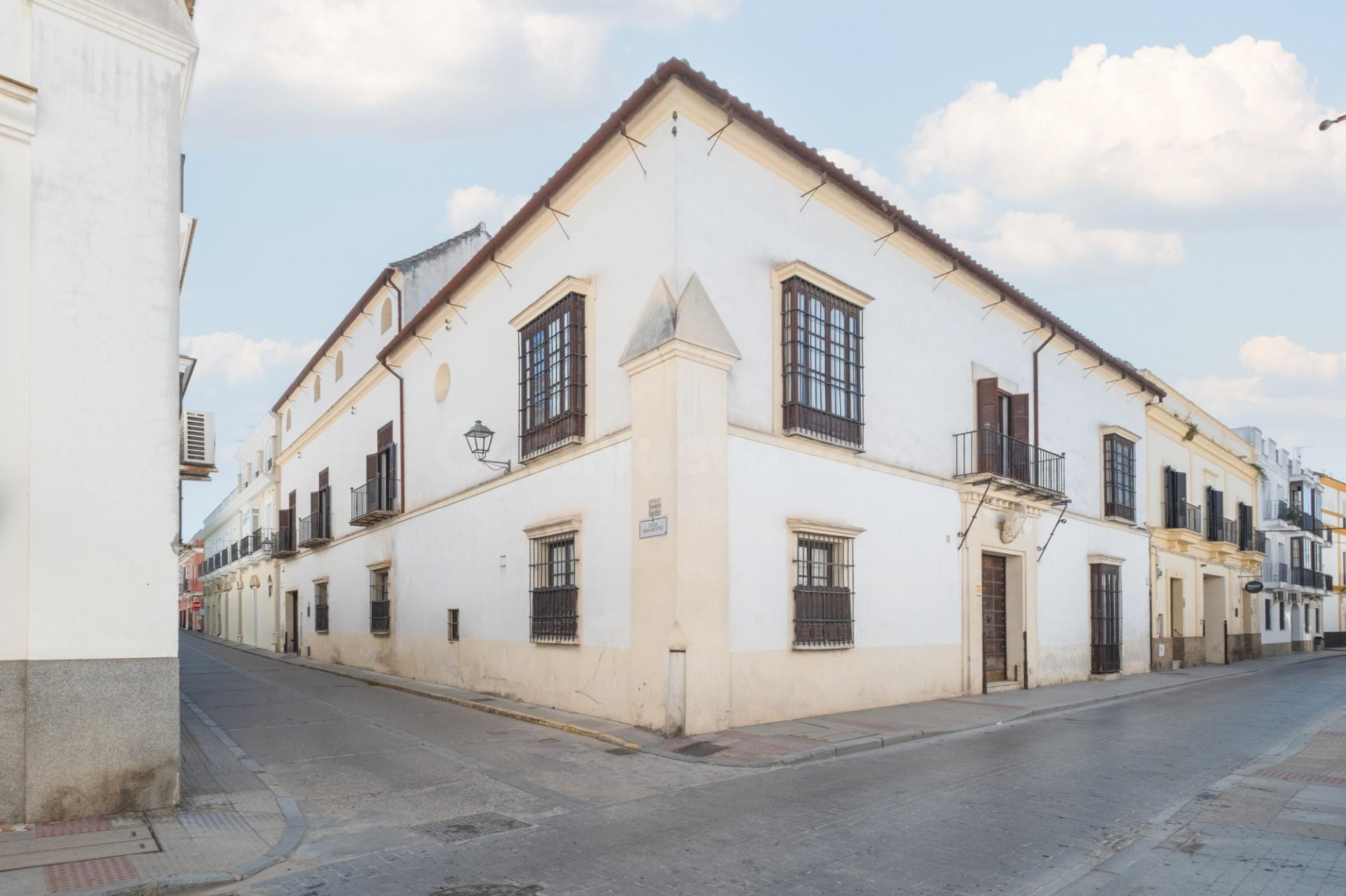 PRECIOSA CASA PALACIO DE ESQUINA A DOS PASOS DE LA CALZADA