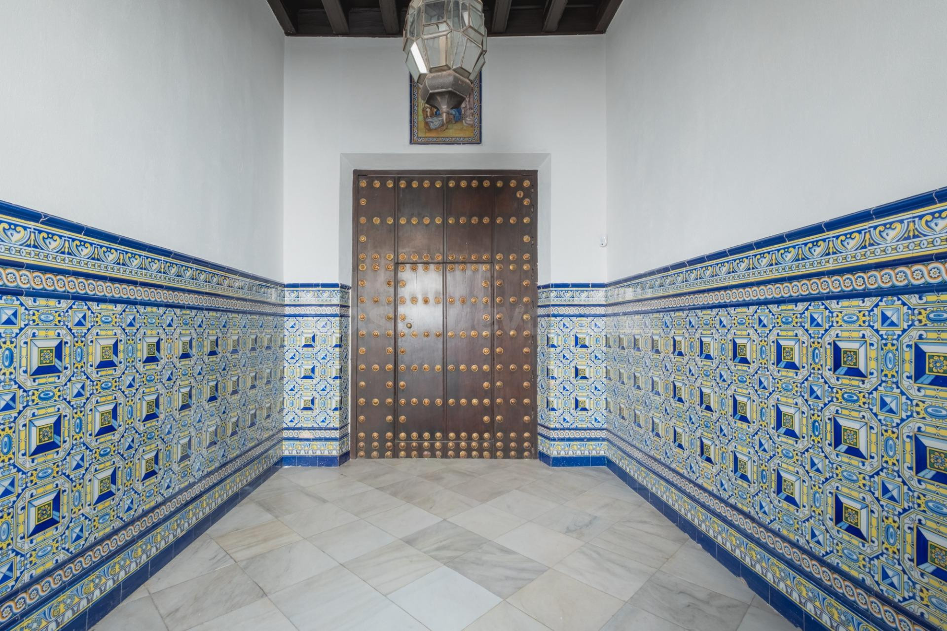 PRECIOSA CASA PALACIO DE ESQUINA A DOS PASOS DE LA CALZADA - foto 2