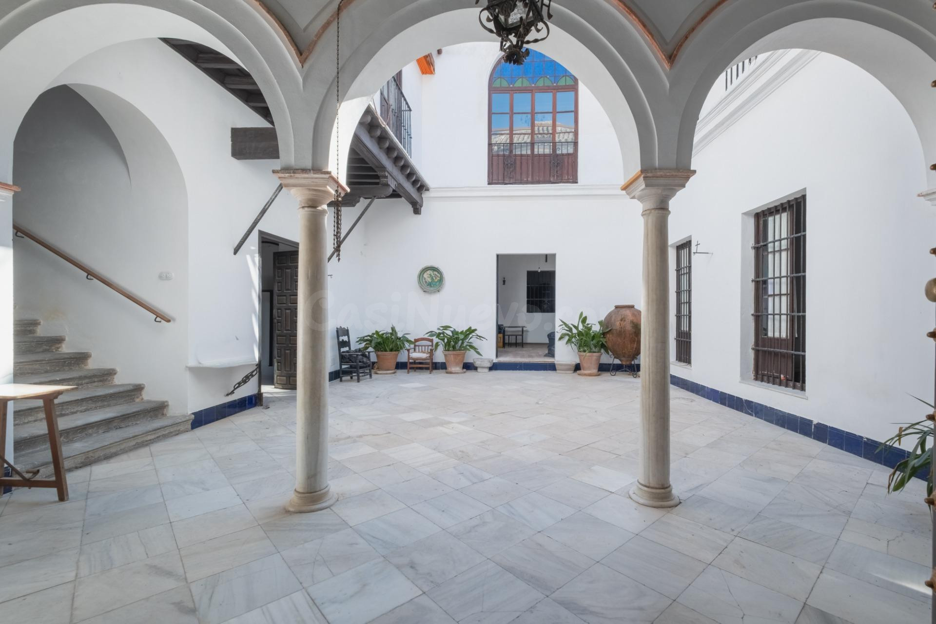 PRECIOSA CASA PALACIO DE ESQUINA A DOS PASOS DE LA CALZADA - foto 3
